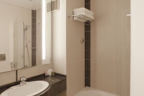 Hypo-allergenic bedding, minibar, in-room safe, desk - Mayflower Hotel (Beirut)