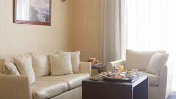 Executive Suite, 1 Bedroom | Hypo-allergenic bedding, minibar, in-room safe, desk