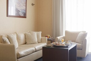 Executive-Suite, 1 Schlafzimmer | Allergikerbettwaren, Minibar, Zimmersafe, Schreibtisch
