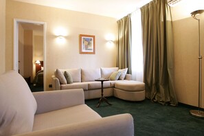 行政套房, 1 间卧室 | 起居区 | 液晶电视