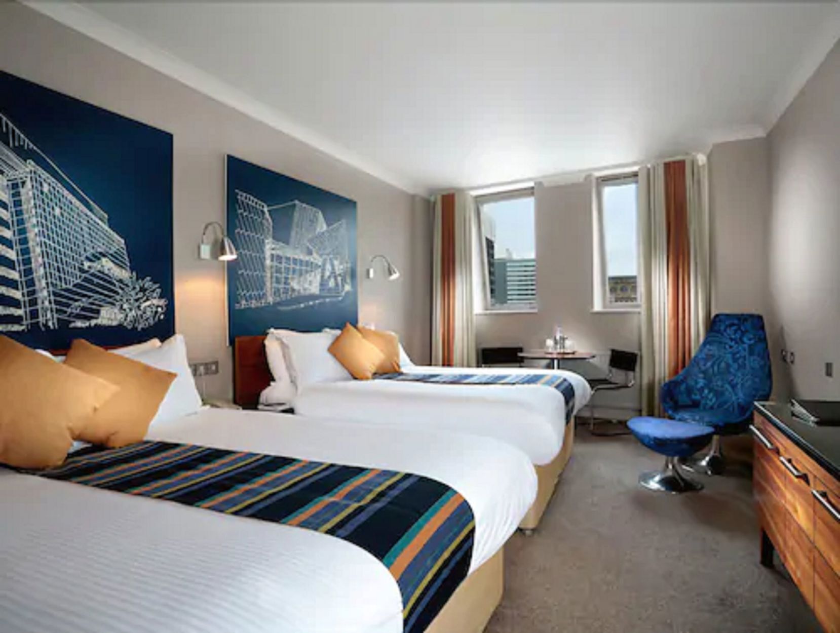 Roupas de cama premium, cofres nos quartos, escrivaninha