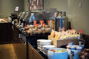 Petit déjeuner complet (15.95 GBP par personne)