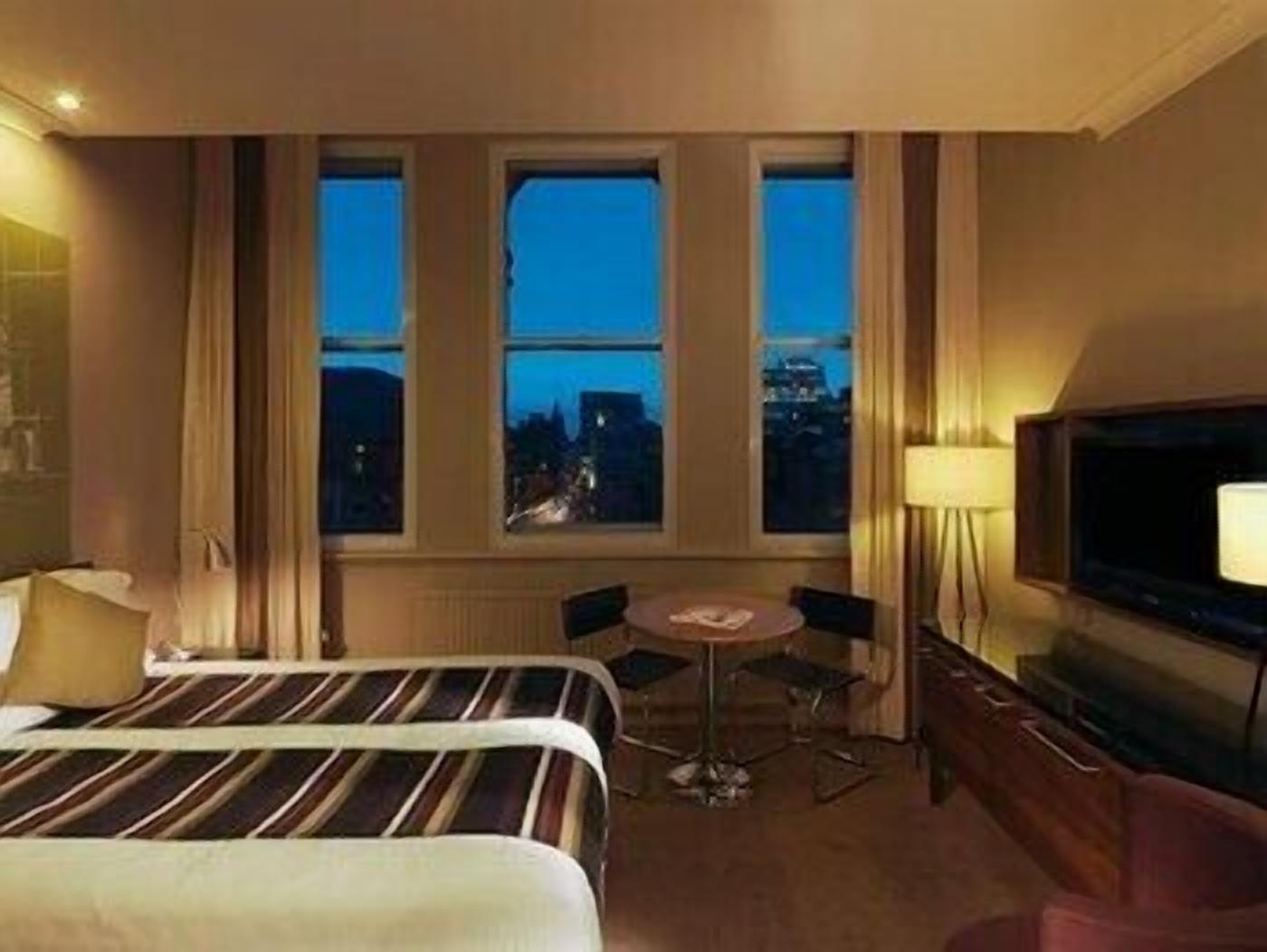 Roupas de cama premium, cofres nos quartos, escrivaninha