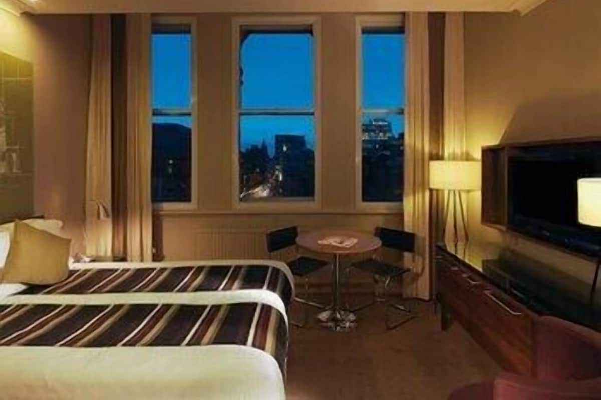 Premium bedding, in-room safe, desk, blackout drapes