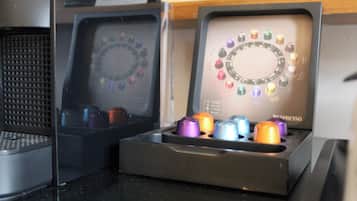 Una cafetera con un panel mostrando varios colores de cápsulas de café.
