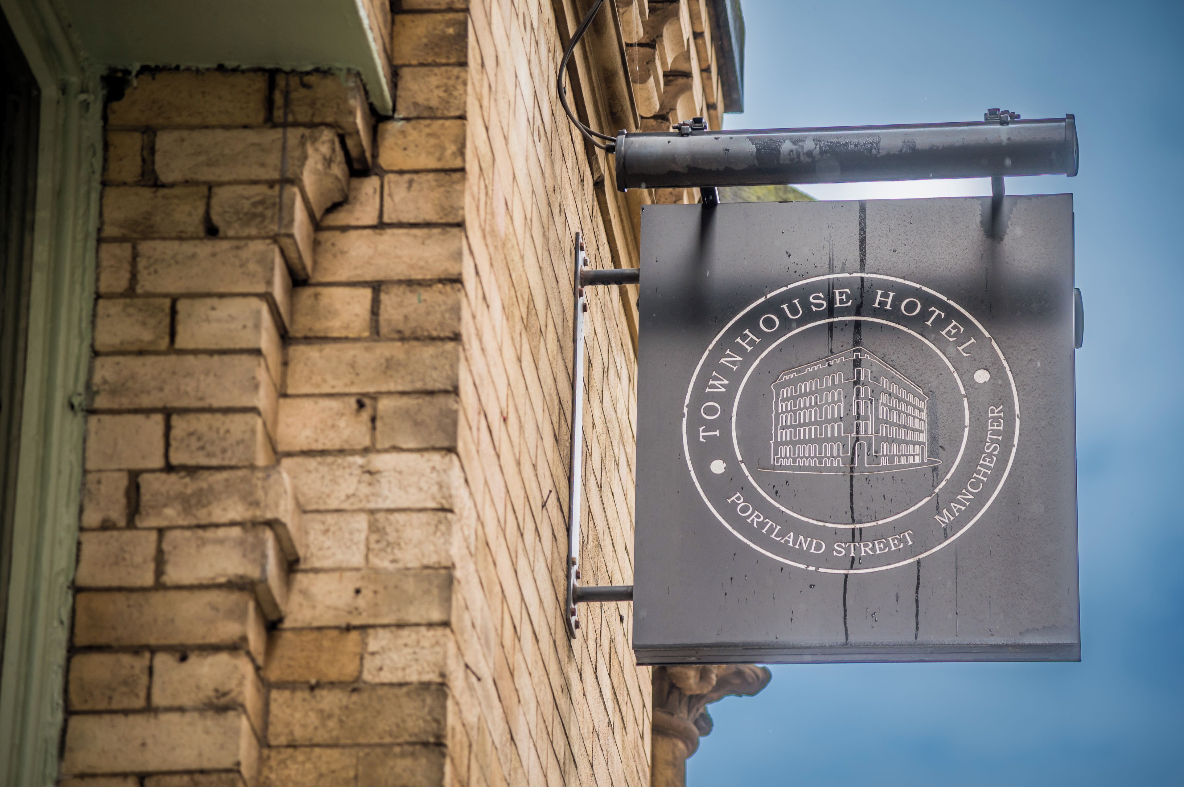 Indicador del Tom Nhouse Hotel, que mostra el seu nom i la seva ubicació al carrer Portland a Manchester.
