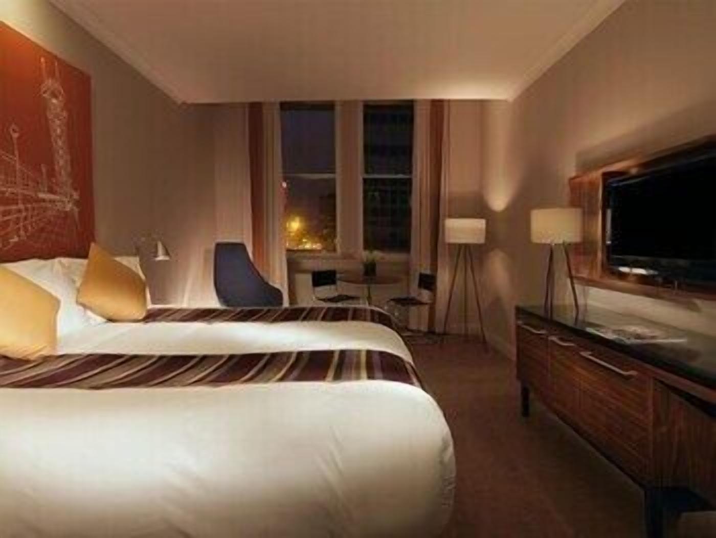 Roupas de cama premium, cofres nos quartos, escrivaninha