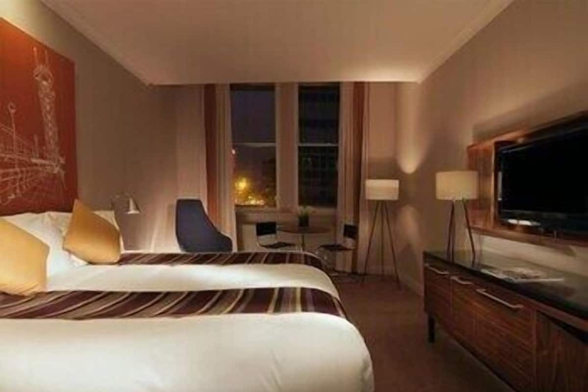 Premium bedding, in-room safe, desk, blackout drapes