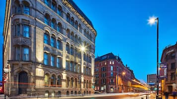 Un edificio histórico con arquitectura clásica, ventanas amplias y una entrada destacada.