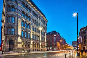 Un edificio histórico con arquitectura clásica, ventanas amplias y una entrada destacada.