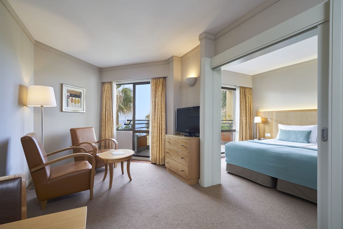Junior Suite, Garden View | 1 bedroom, hypo-allergenic bedding, in-room safe, desk