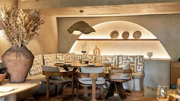 4 restaurants; breakfast, lunch, and dinner served