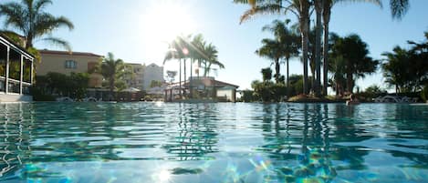 2 piscinas cubiertas, 2 piscinas al aire libre