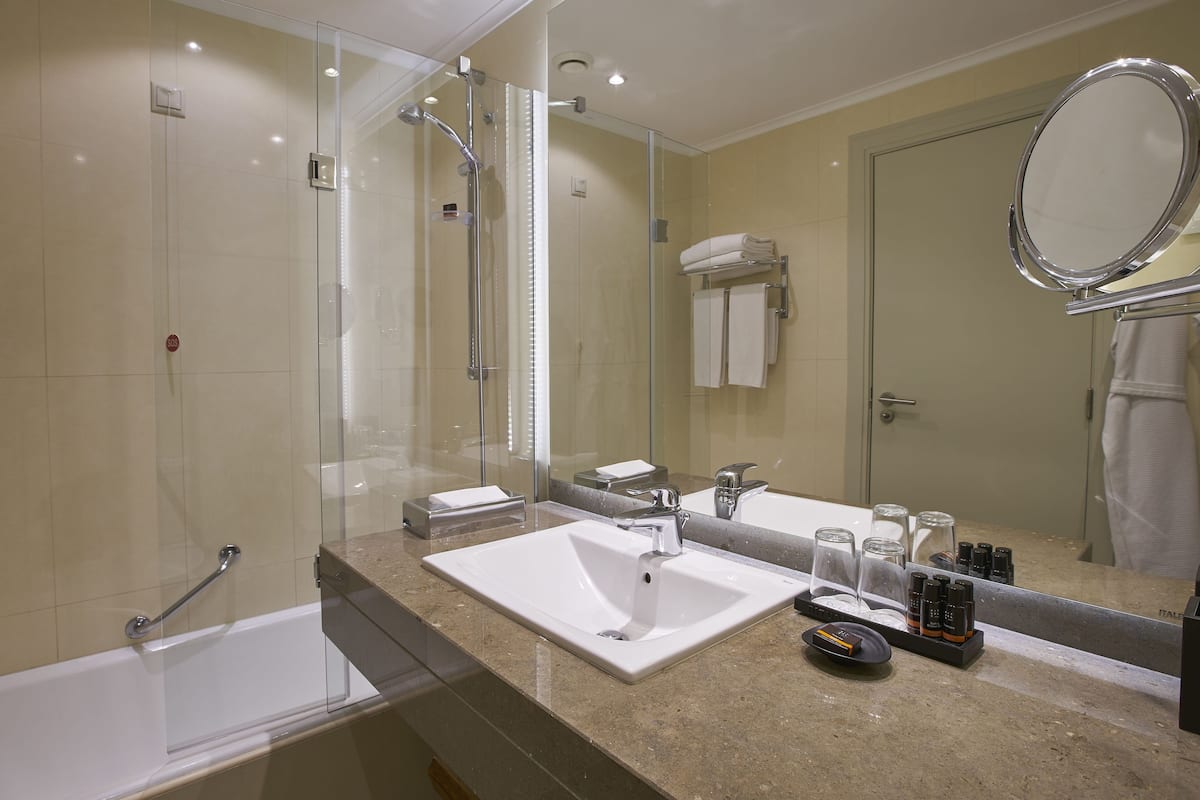 1 bedroom, in-room safe, desk, blackout curtains