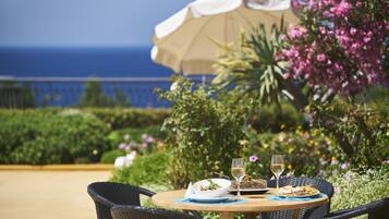 2 bars/lounges, 2 poolside bars