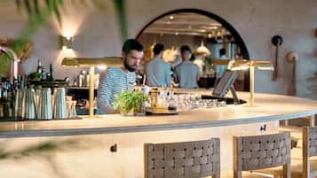 2 bares o lounges, 2 bares junto a la alberca