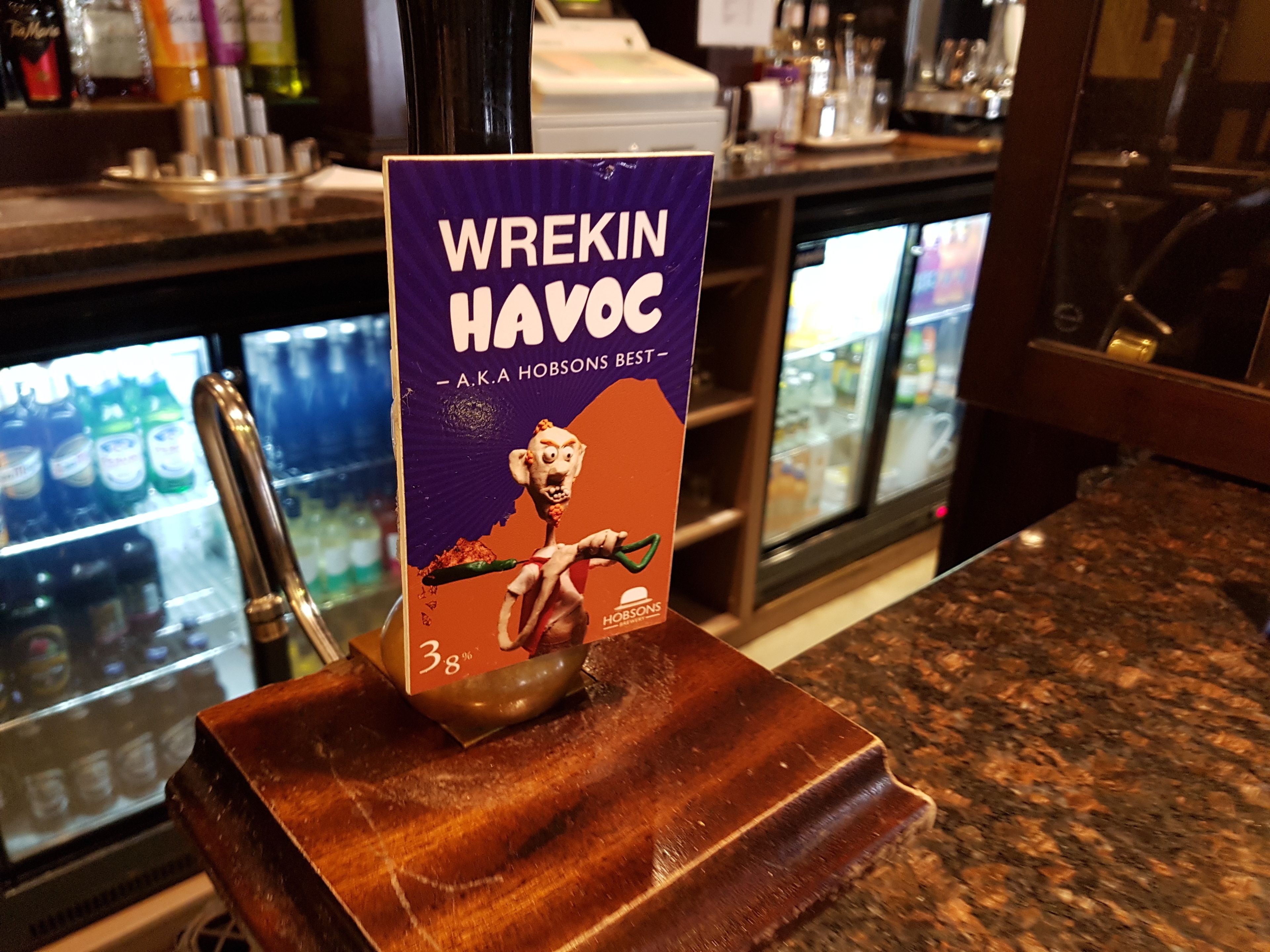 Un espace bar avec une enseigne indiquant la bière « Wrekin Havoc ».