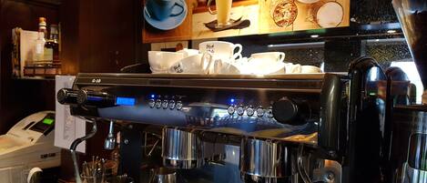 Une machine à café dotée de plusieurs options de préparation, d’un écran numérique et d’un porte-tasse.