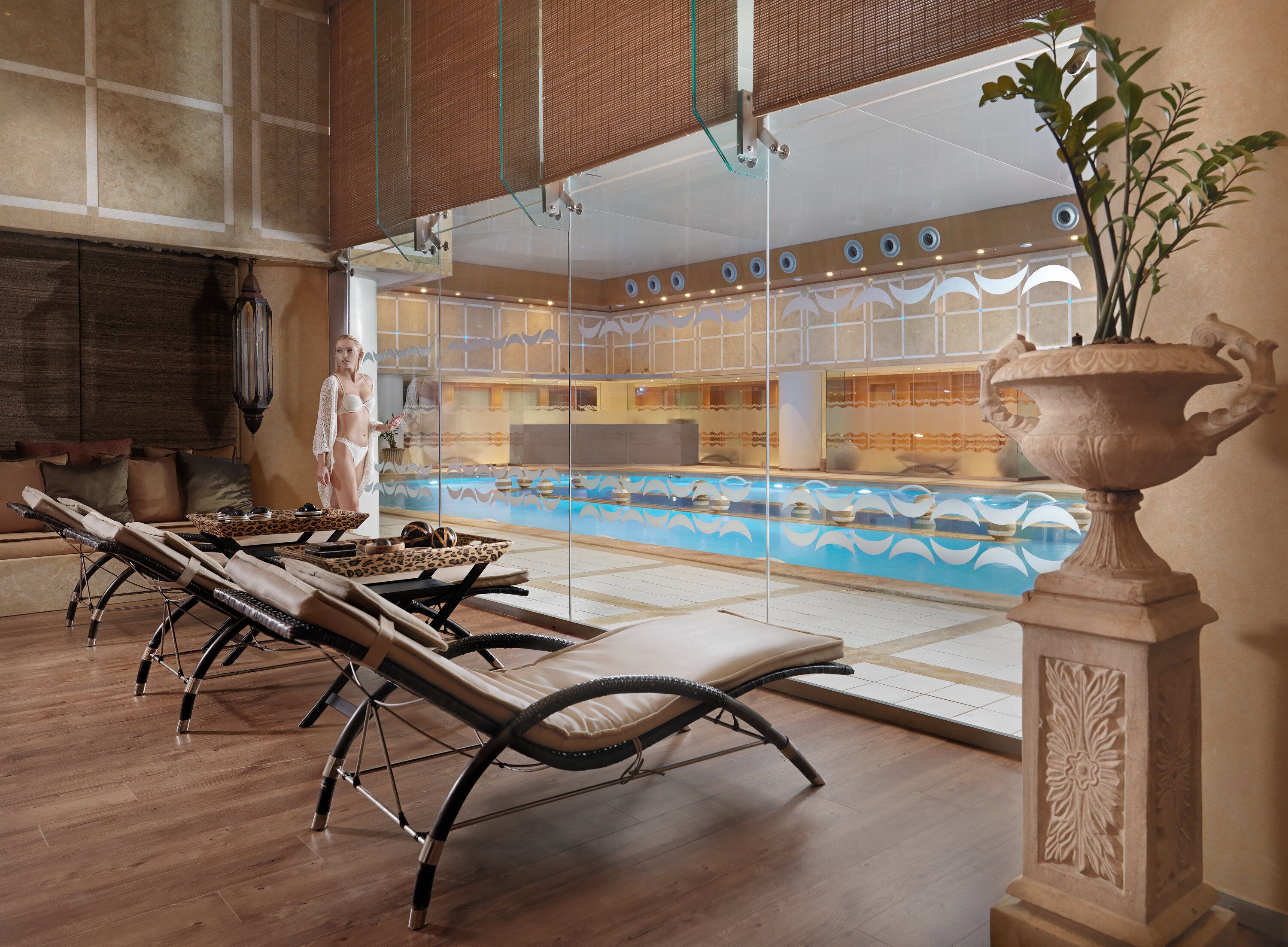 Salas de tratamiento para parejas, un sauna, una bañera de hidromasaje