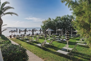 Playa en los alrededores, camastros, sombrillas y toallas de playa