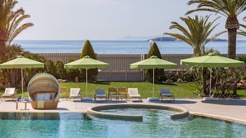 Una piscina cubierta, una piscina al aire libre de temporada