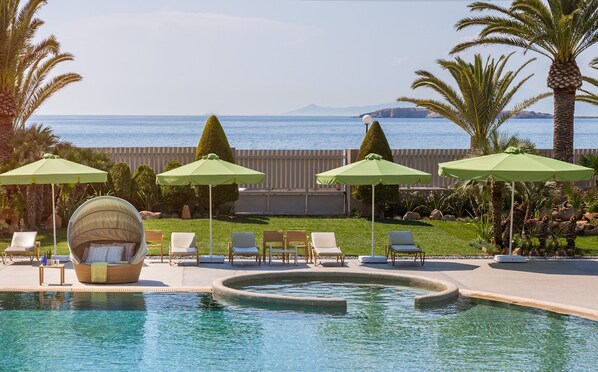 Piscine couverte, piscine extérieure (ouverte en saison)