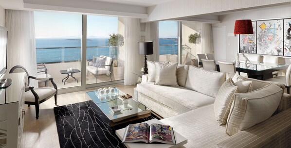 Suite – president | Sengetøy av topp kvalitet, minibar, safe på rommet og skrivebord