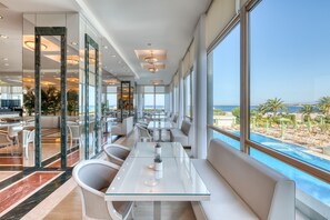 Serviço de café da manhã, vistas para a piscina 