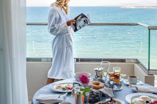 Habitación doble Deluxe, vista parcial al mar | Ropa de cama de alta calidad y minibar