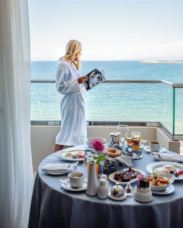 Ropa de cama de alta calidad y minibar . Divani Apollon Palace & Thalasso