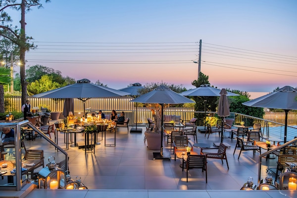Petit déjeuner servi sur place, vue sur la piscine