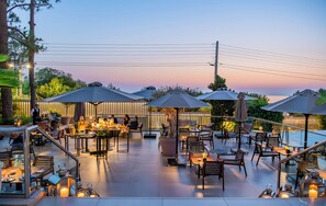 Petit-déjeuner servi sur place, vue sur la piscine 