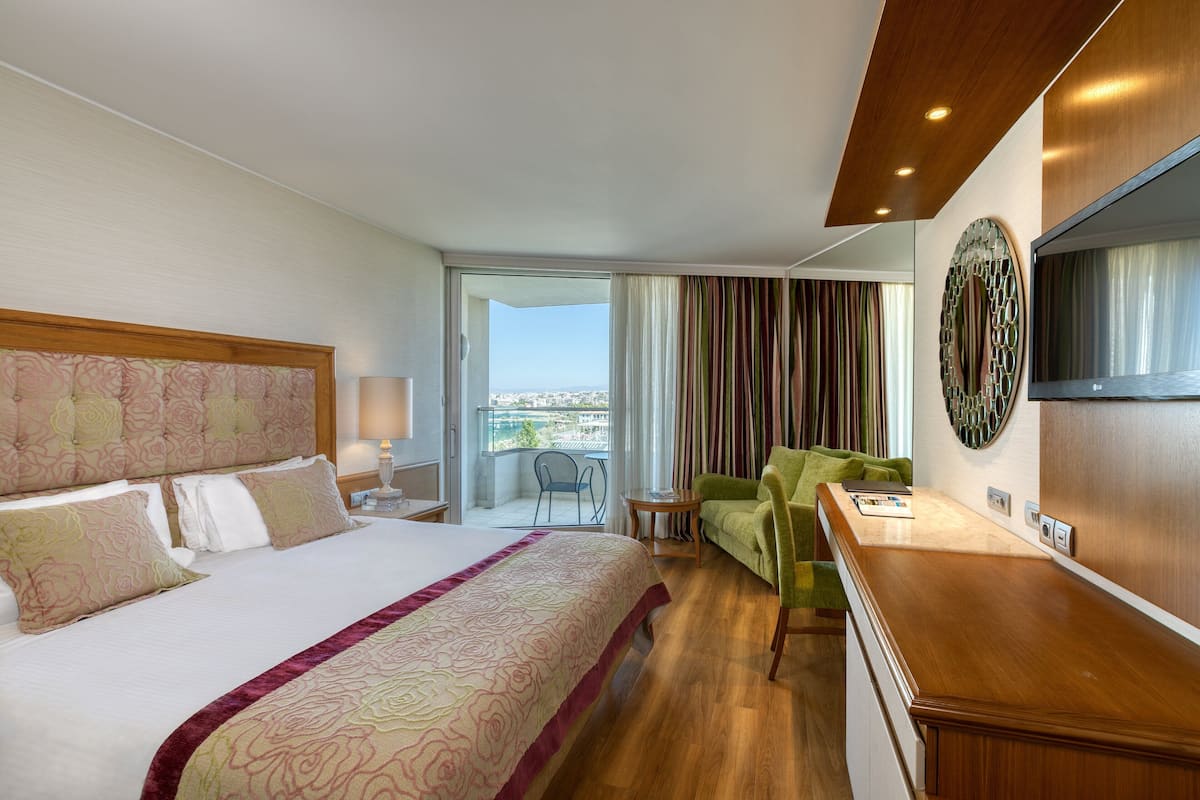 1 bedroom, premium bedding, minibar, in-room safe