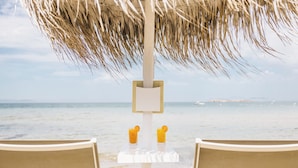 Sun loungers, beach umbrellas, beach towels, beach bar - Divani Apollon Palace & Thalasso (Vari-Voula-Vouliagmeni)