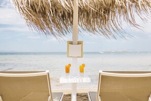 Sun loungers, beach umbrellas, beach towels, beach bar - Divani Apollon Palace & Thalasso (Vari-Voula-Vouliagmeni)