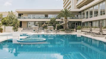 Piscine intérieure, piscine extérieure en saison, cabanas gratuites