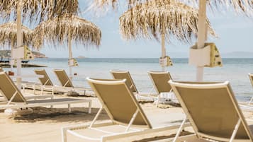 Solstolar, parasoller, strandhanddukar och strandbarer