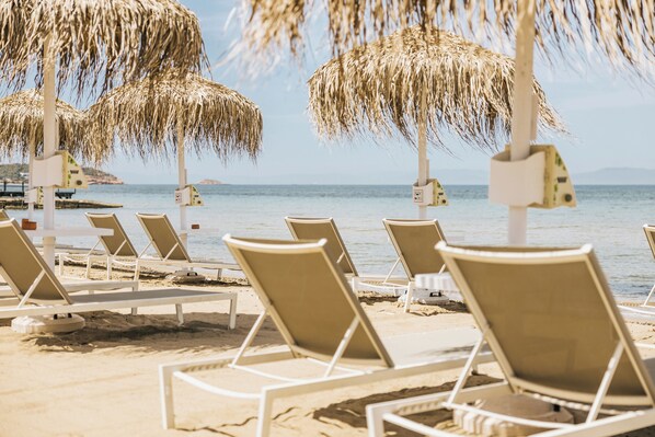 Sun loungers, beach umbrellas, beach towels, beach bar - Divani Apollon Palace & Thalasso (Vari-Voula-Vouliagmeni)