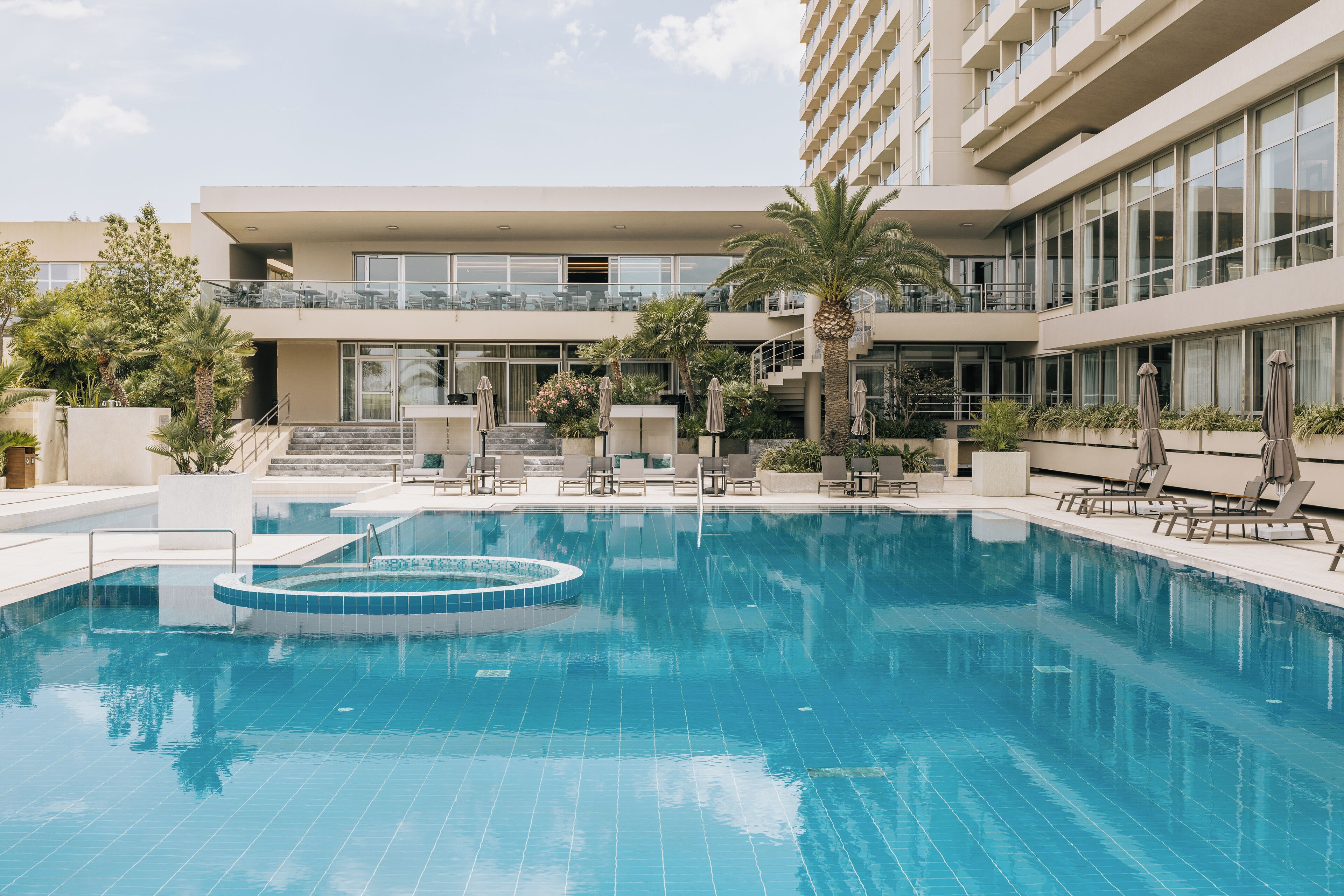 Hồ bơi trong nhà, hồ bơi ngoài trời phục vụ theo mùa, lều miễn phí 