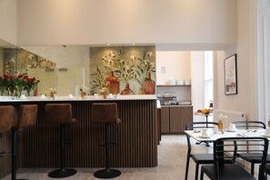 فطور أوروبي يوميًا مقابل رسوم