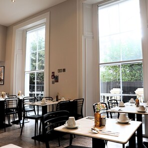 Kontinental frokost hver dag (GBP 13.99 per person)