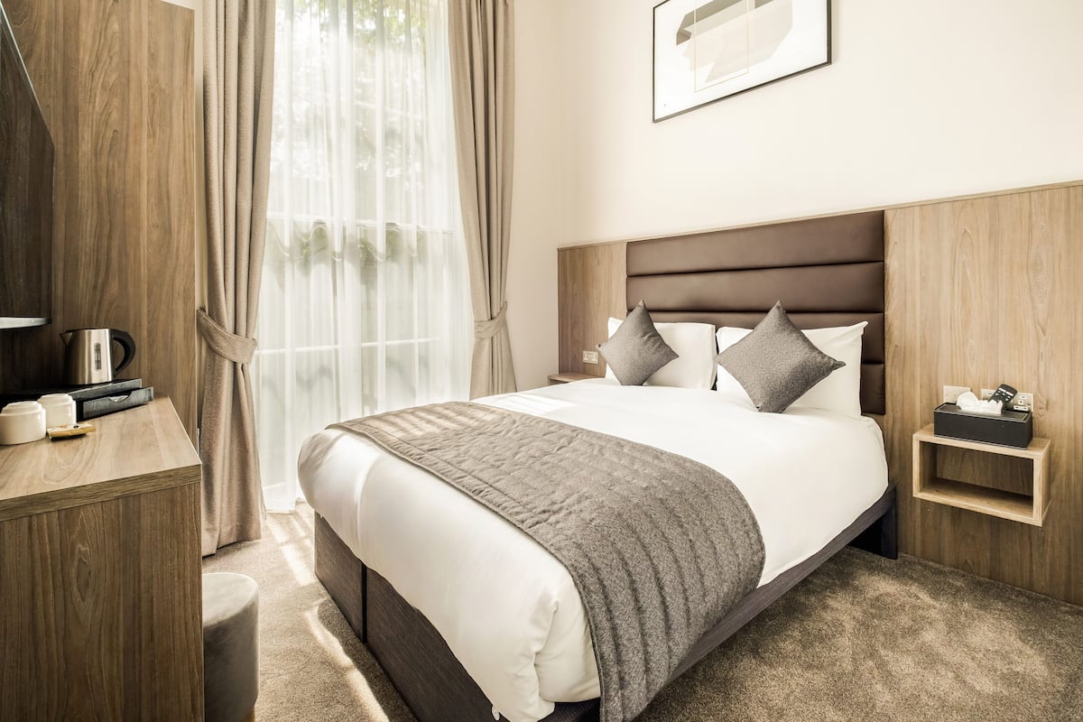 In-room safe, desk, laptop workspace, iron/ironing board