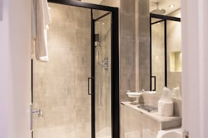 Twin Room | Bathroom | Hair dryer, towels, soap, shampoo - Reem Hotel (London)