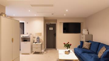 Executive vierpersoonskamer, 1 slaapkamer | Een kluis op de kamer, een bureau, een laptopwerkplek