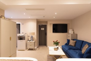 Executive-Vierbettzimmer, 1 Schlafzimmer | Zimmersafe, Schreibtisch, laptopgeeigneter Arbeitsplatz