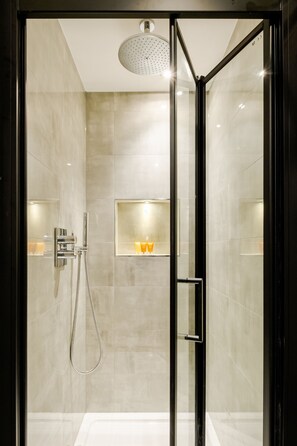 Hair dryer, towels, soap, shampoo - Reem Hotel (London)