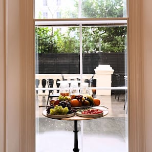 Tägliches kontinentales Frühstück (13.99 GBP pro Person)