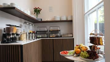 Petit déjeuner continental (13.99 GBP par personne)