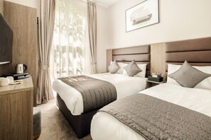 Dreibettzimmer | Zimmersafe, Schreibtisch, laptopgeeigneter Arbeitsplatz