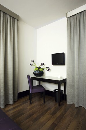 Bar mini, peti besi dalam bilik, meja, langsir/tirai gelap terus 